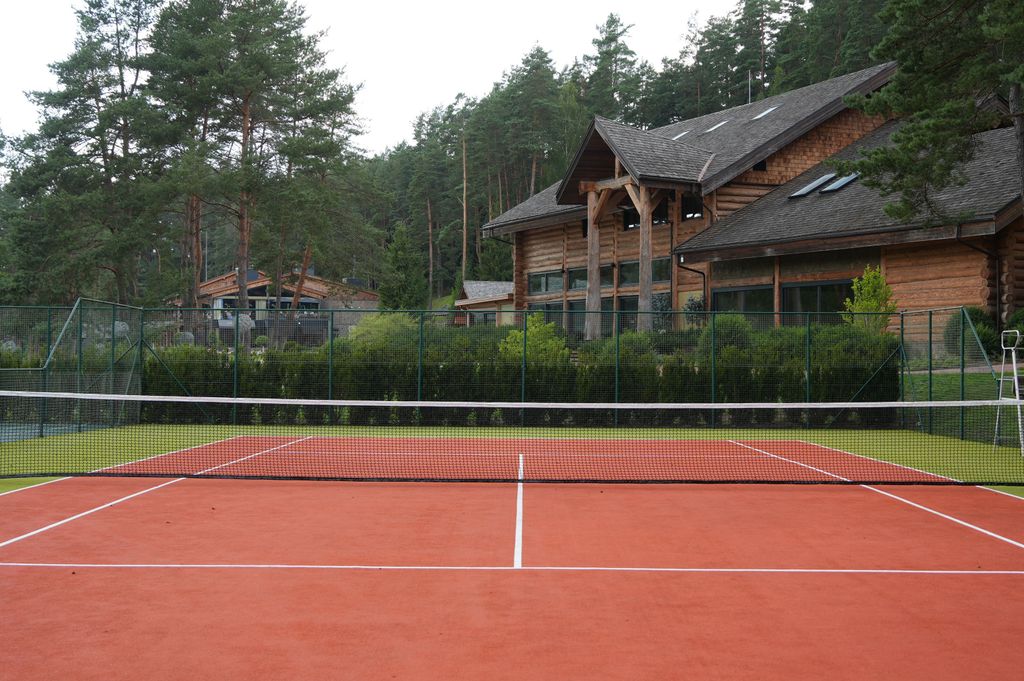 Wellness experience in nature with eye-catching views beside a peaceful tennis court.